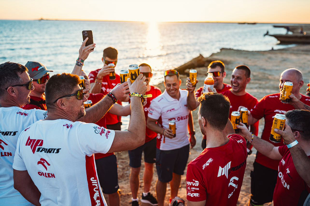 Nealko pivo Kocour Tomcat pije česká výprava na Dakaru 2026